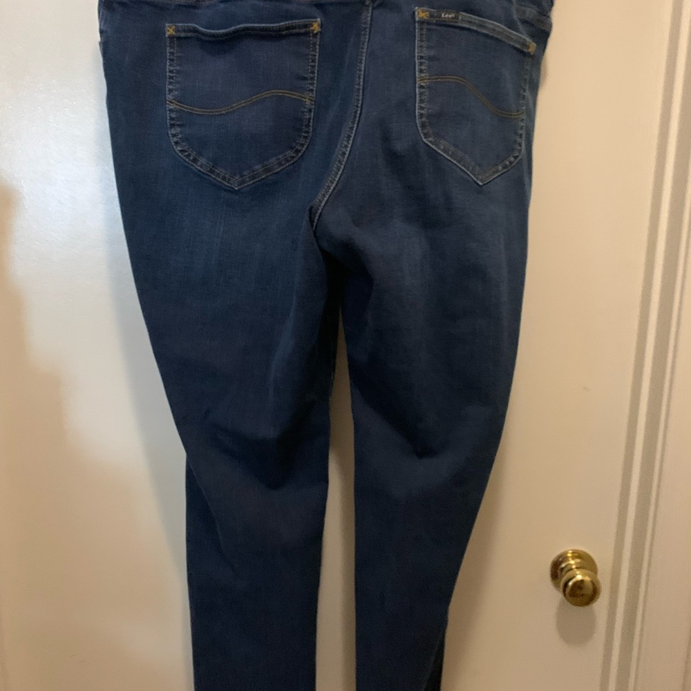 Regular straight leg.